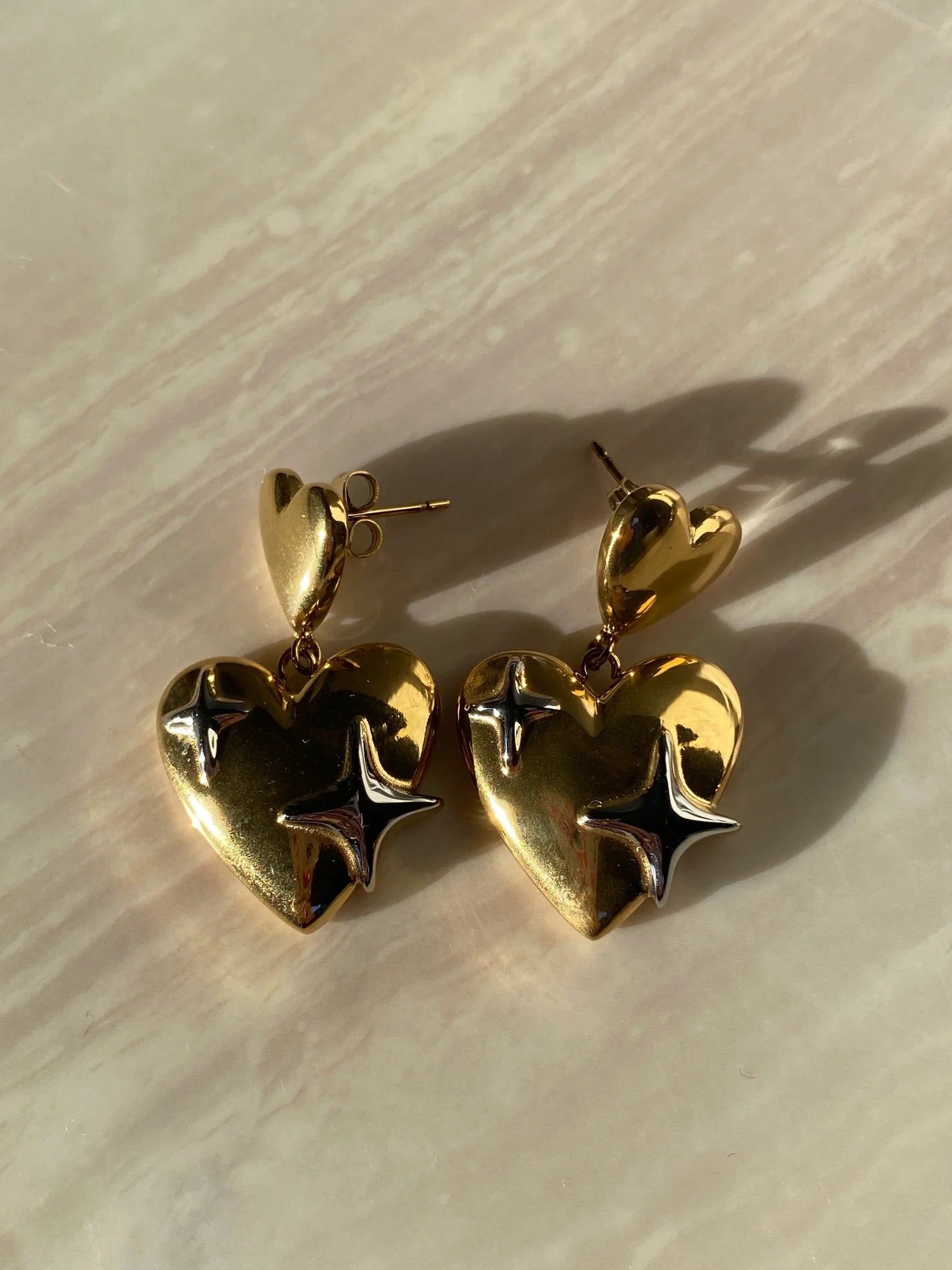 Aretes Largos Corazón Dorados con estrellas plateadas