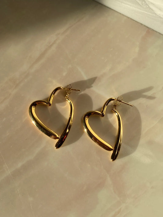 Aretes corazón dorados